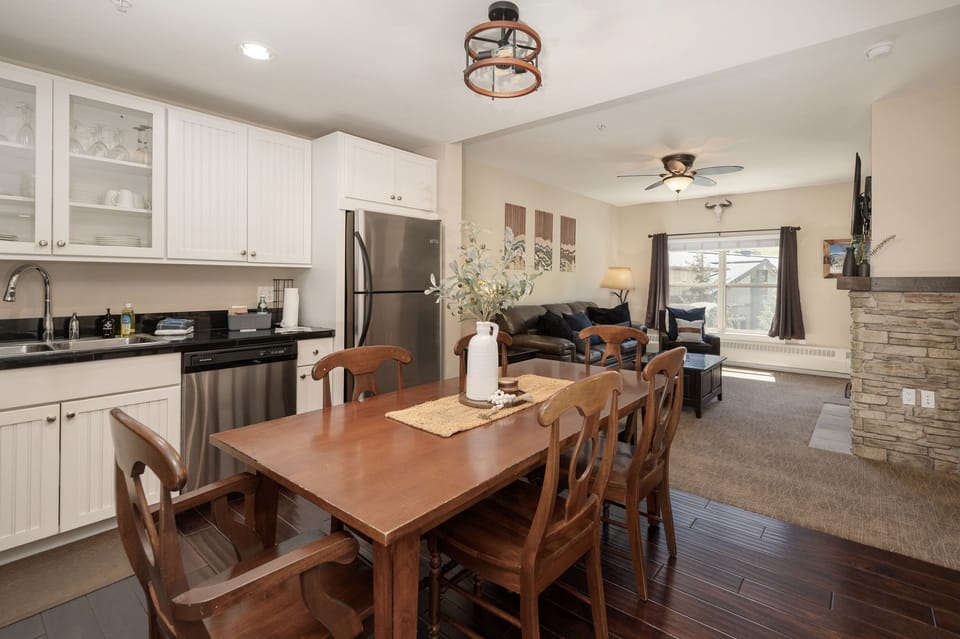 Condo, 1 Bedroom | Private kitchen | Fridge, oven, coffee/tea maker, toaster