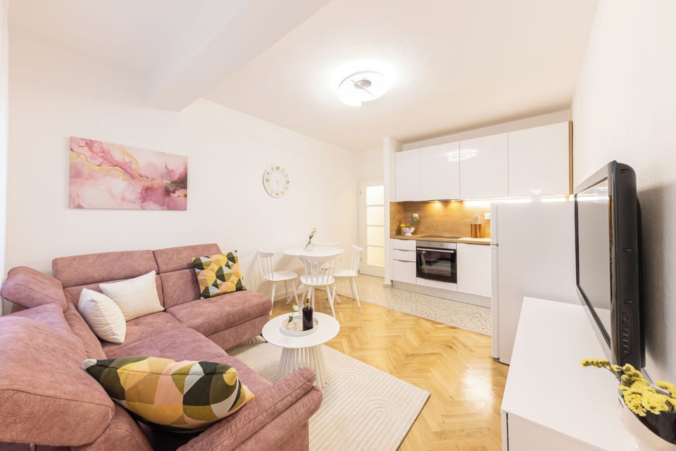 Apartment | Living area | TV