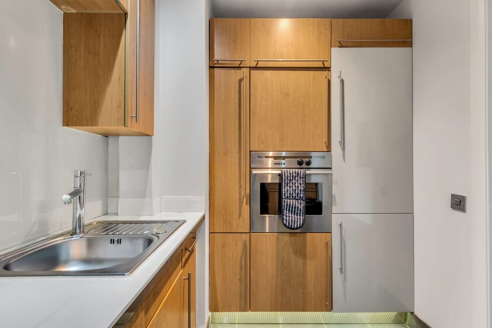 Standard Apartment, 3 Bedrooms, Non Smoking, Kitchenette | Private kitchen | Electric kettle