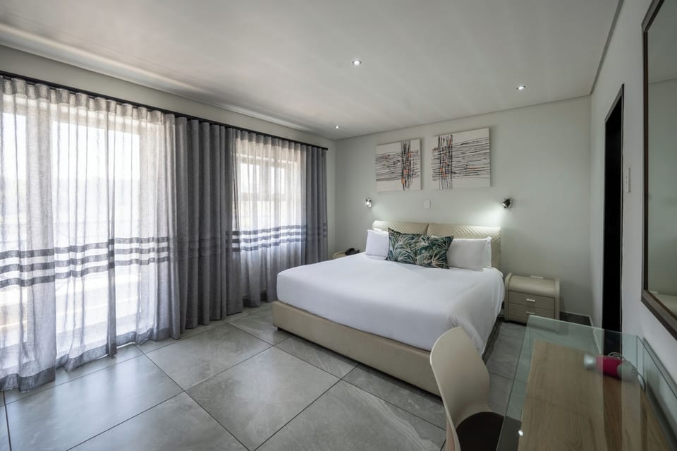 Executive Suite | In-room safe, desk, laptop workspace, iron/ironing board