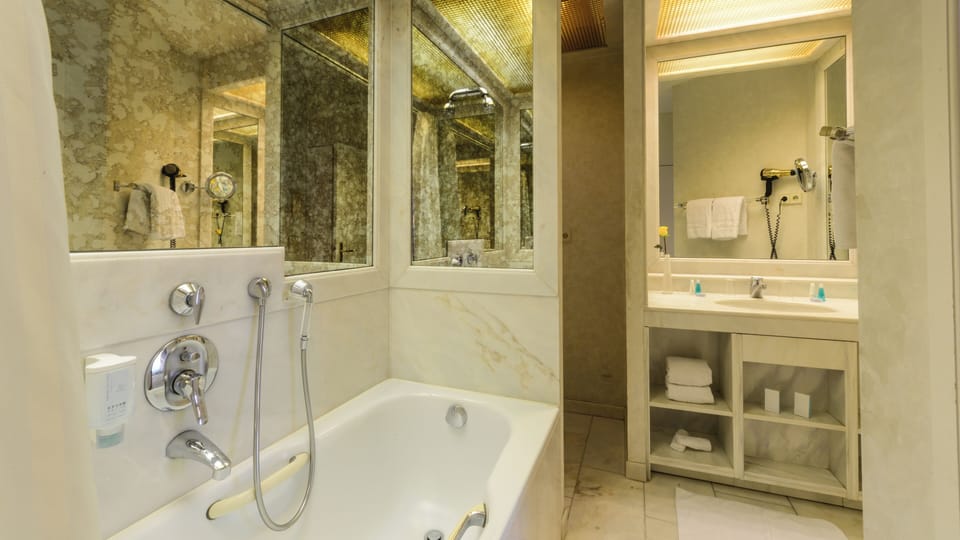 Suite | Bathroom | Free toiletries, hair dryer, bathrobes, slippers