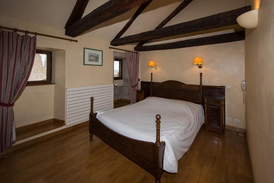 Desk, laptop workspace, soundproofing, free WiFi