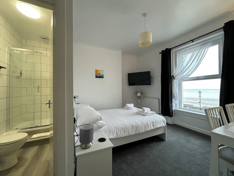 Double Room, 1 Double Bed, Ensuite, Sea View | Individually decorated, free WiFi, bed sheets