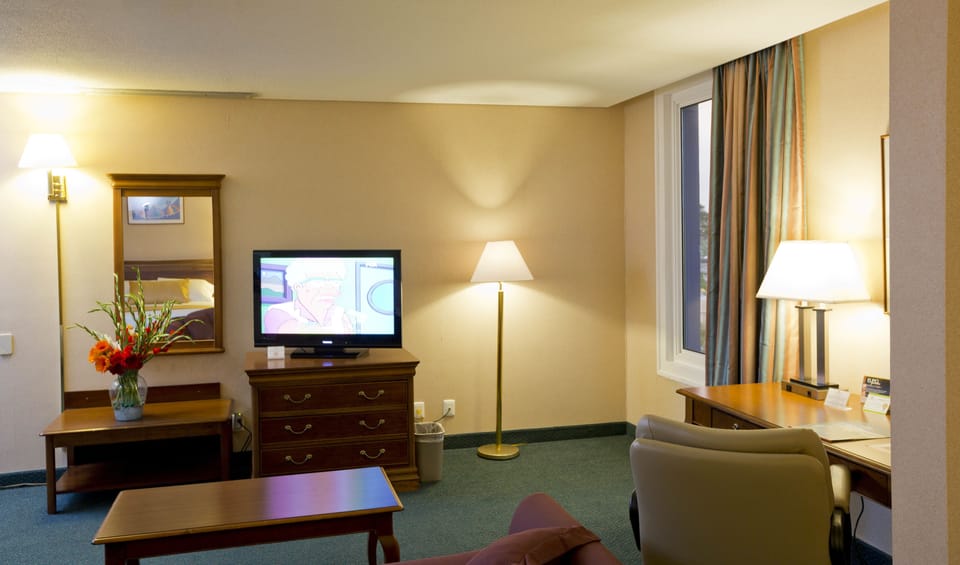 Premium bedding, in-room safe, desk, laptop workspace