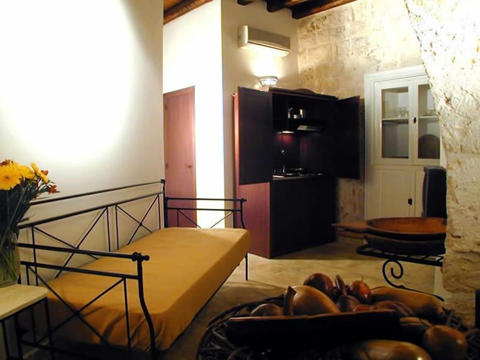 Triple Room | Minibar, in-room safe, desk, blackout drapes