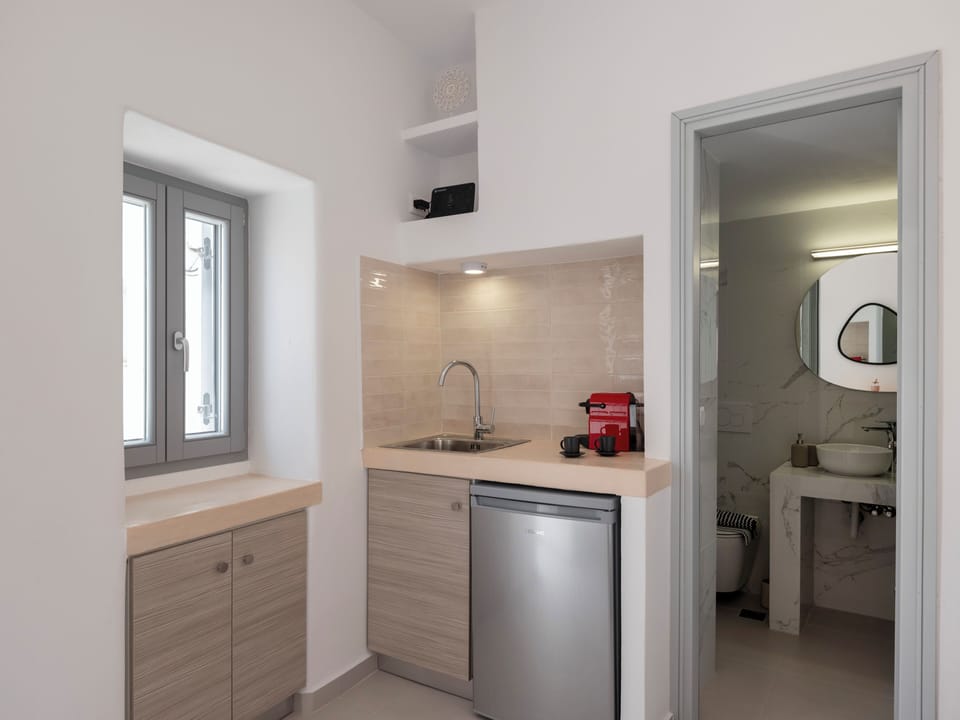 Basic Apartment, 1 Double Bed, Non Smoking, Private Bathroom | Private kitchen | Mini-fridge, espresso maker, electric kettle, paper towels