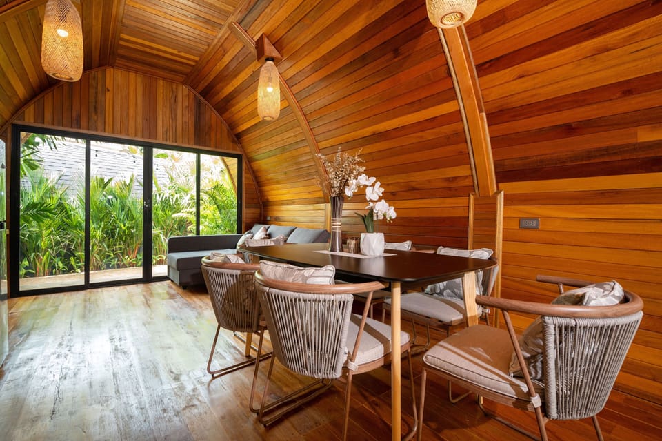 Design Villa, Patio, Garden View | In-room dining