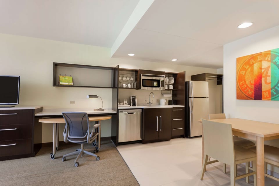Full-size fridge, microwave, dishwasher, coffee/tea maker