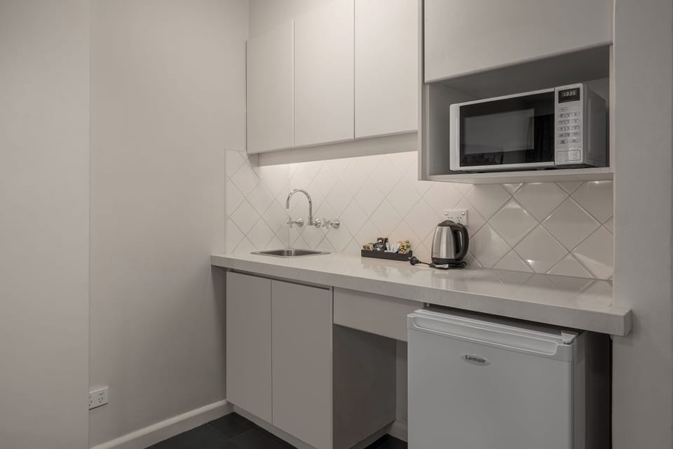 Queen Studio | Private kitchen | Mini-fridge, microwave, coffee/tea maker, electric kettle
