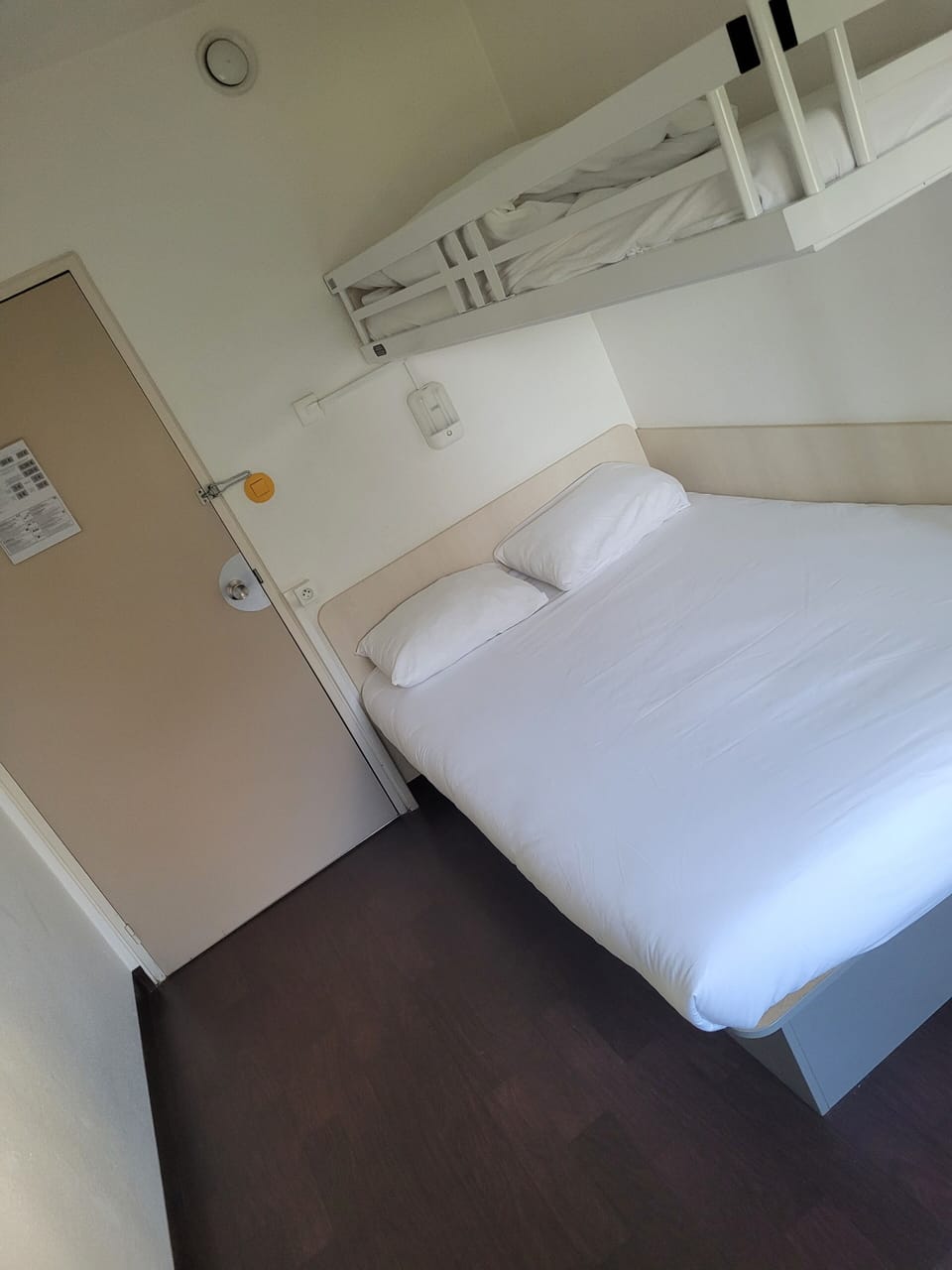 Classic Triple Room | Desk, laptop workspace, WiFi (free), bed sheets
