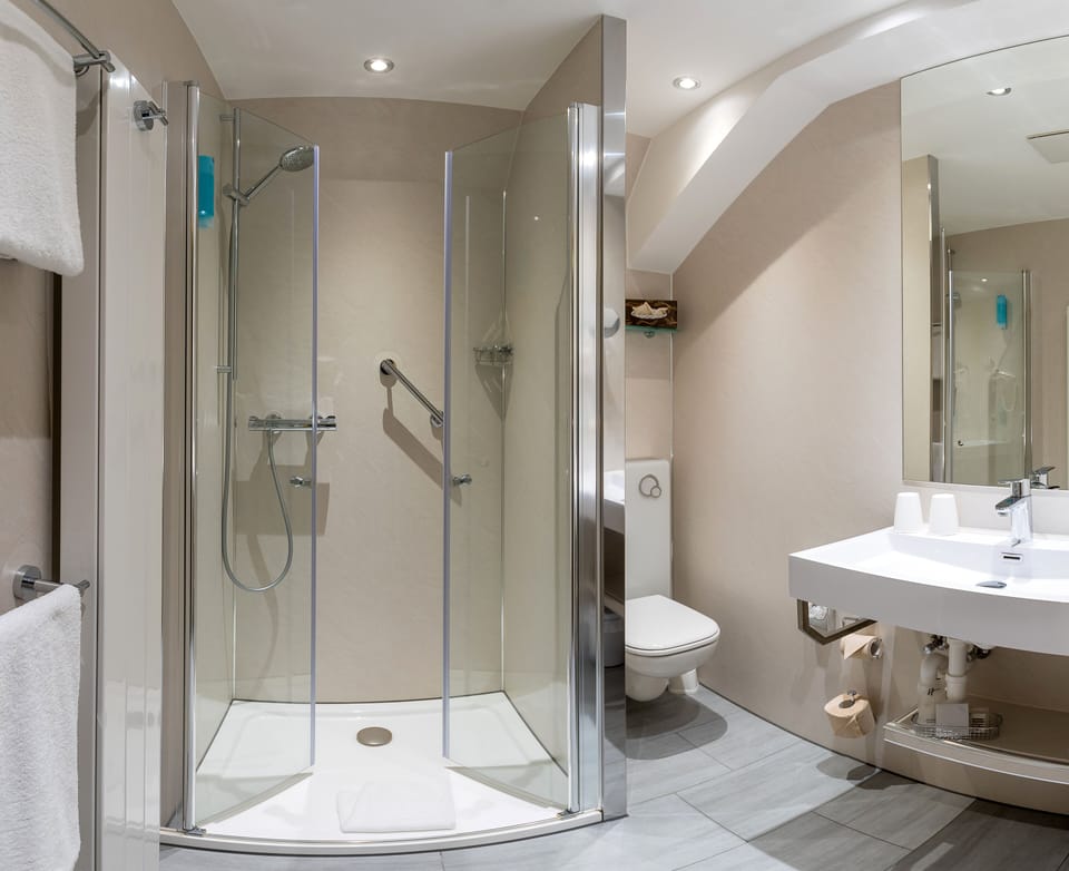 Junior Suite | Bathroom | Free toiletries, hair dryer, towels