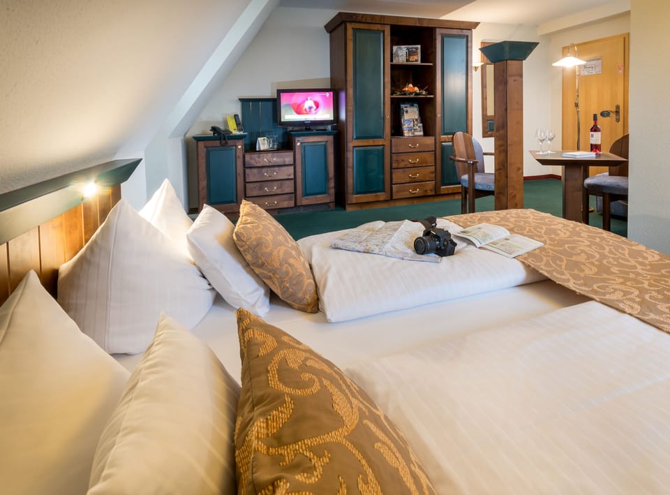 Classic Room | Premium bedding, down comforters, pillowtop beds, minibar