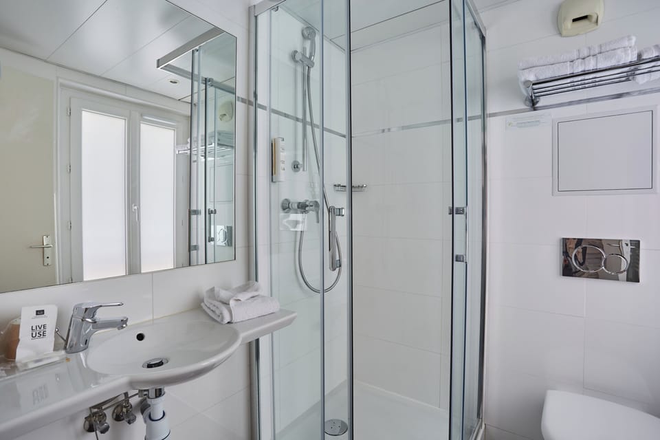 Comfort Double Room | Bathroom | Shower, free toiletries, hair dryer, towels