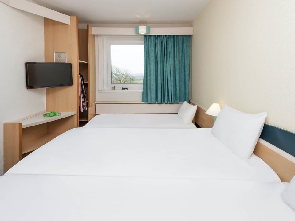 Premium bedding, in-room safe, desk, blackout drapes