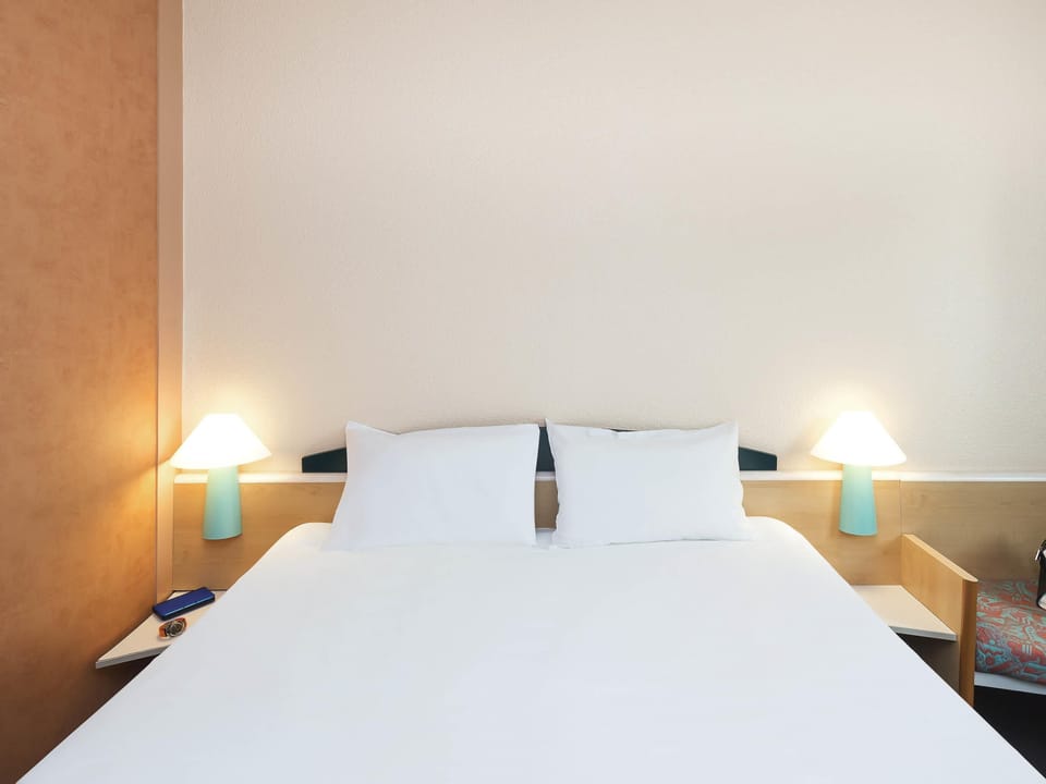 Premium bedding, in-room safe, desk, blackout drapes