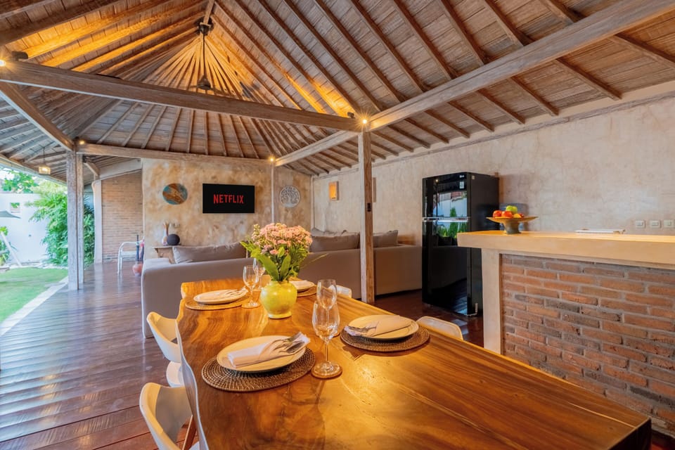Deluxe Villa | Private kitchen | Fridge, microwave, stovetop, coffee/tea maker