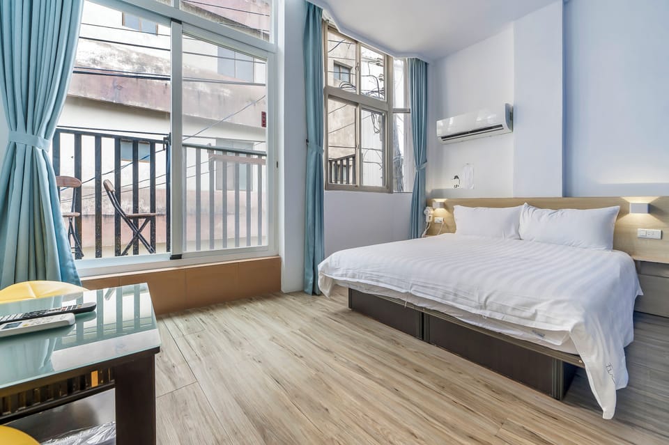 Double Room with Balcony | Free WiFi, bed sheets