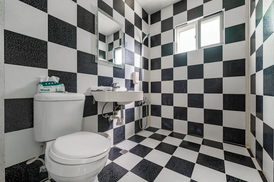 Comfort Quadruple Room | Bathroom | Shower, hair dryer, slippers, shampoo