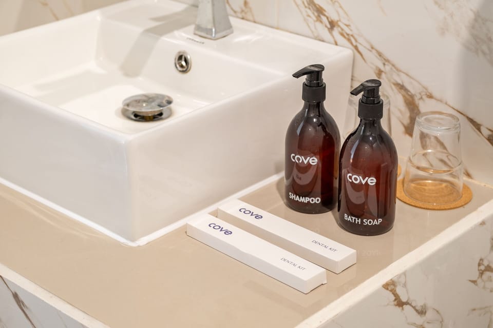 Deluxe Room, Garden View | Bathroom amenities | Shower, towels