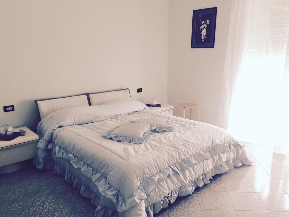 Minibar, rollaway beds, free WiFi