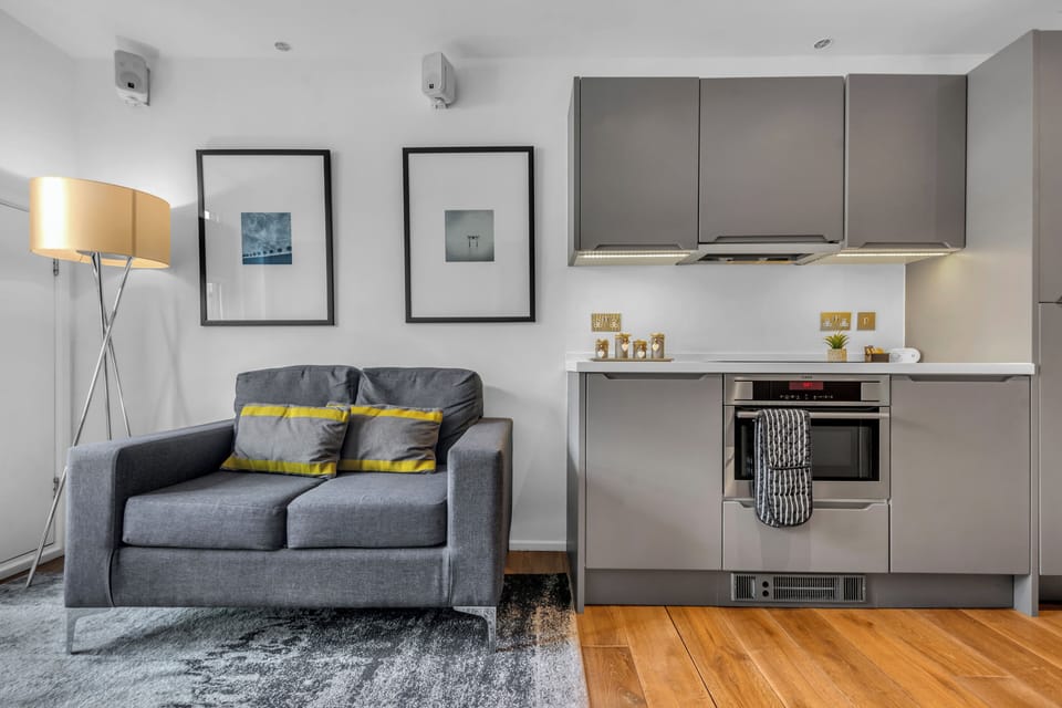 Apartment, 1 Bedroom, Non Smoking, Kitchenette | Living area | 40-inch TV with satellite channels