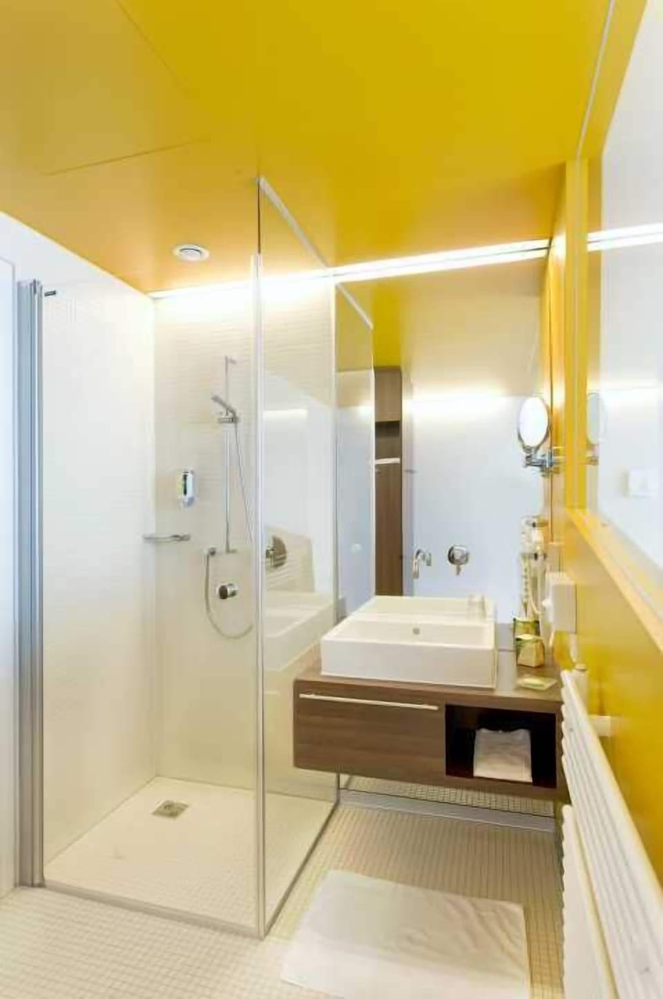 Basic Single Room, Garden View | Bathroom | Shower, hair dryer, bathrobes, towels