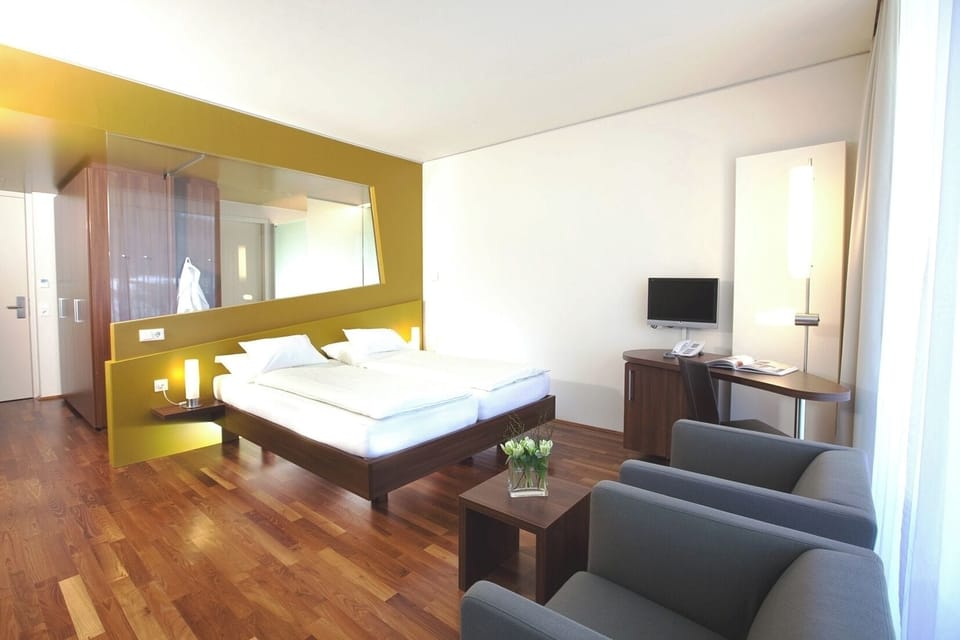 Basic Double Room, Garden View | Minibar, in-room safe, desk, laptop workspace