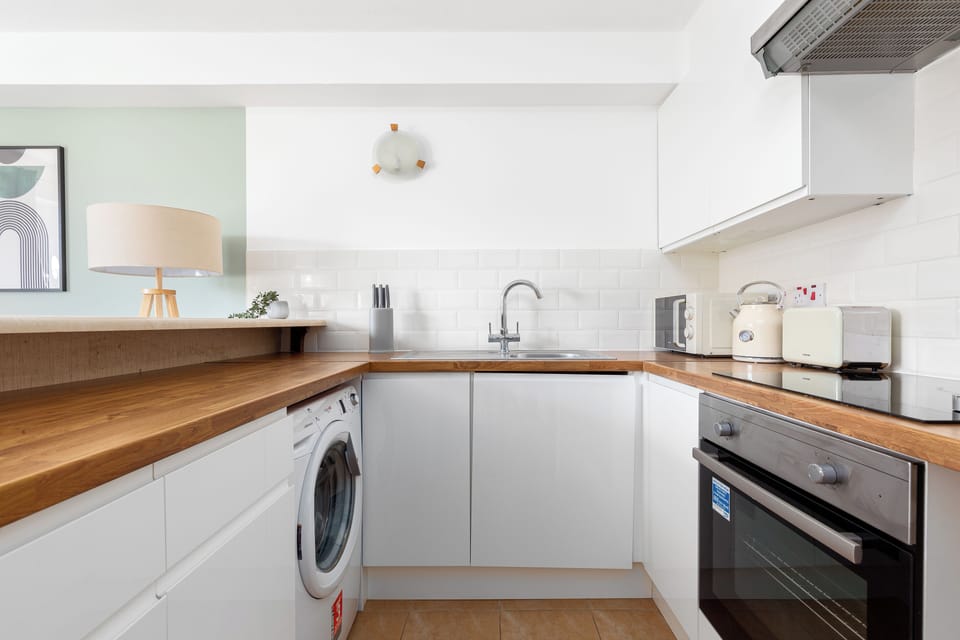 Deluxe Apartment, 1 Bedroom, Private Bathroom | Private kitchen | Microwave, oven, stovetop, electric kettle