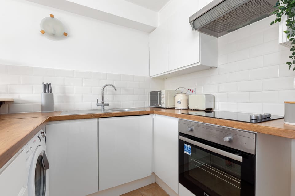 Deluxe Apartment, 1 Bedroom, Private Bathroom | Private kitchen | Microwave, oven, stovetop, electric kettle