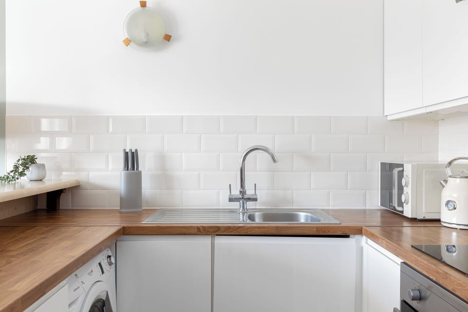 Deluxe Apartment, 1 Bedroom, Private Bathroom | Private kitchen | Microwave, oven, stovetop, electric kettle