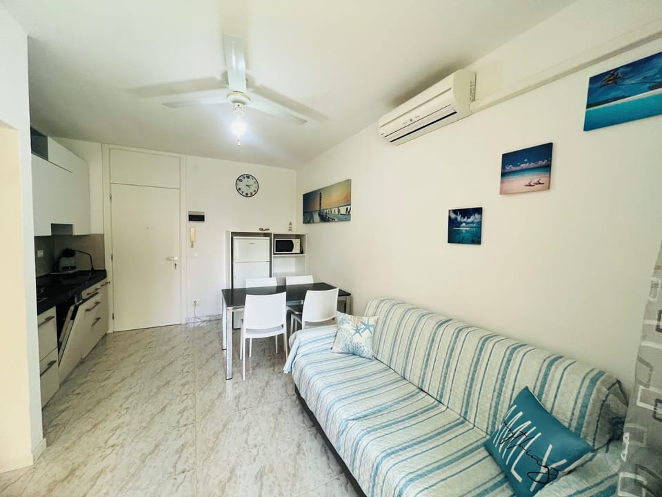 Apartment, 1 Bedroom, Balcony, City View | Living room