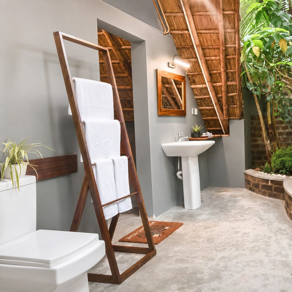 Superior Chalet, Lake View | Bathroom