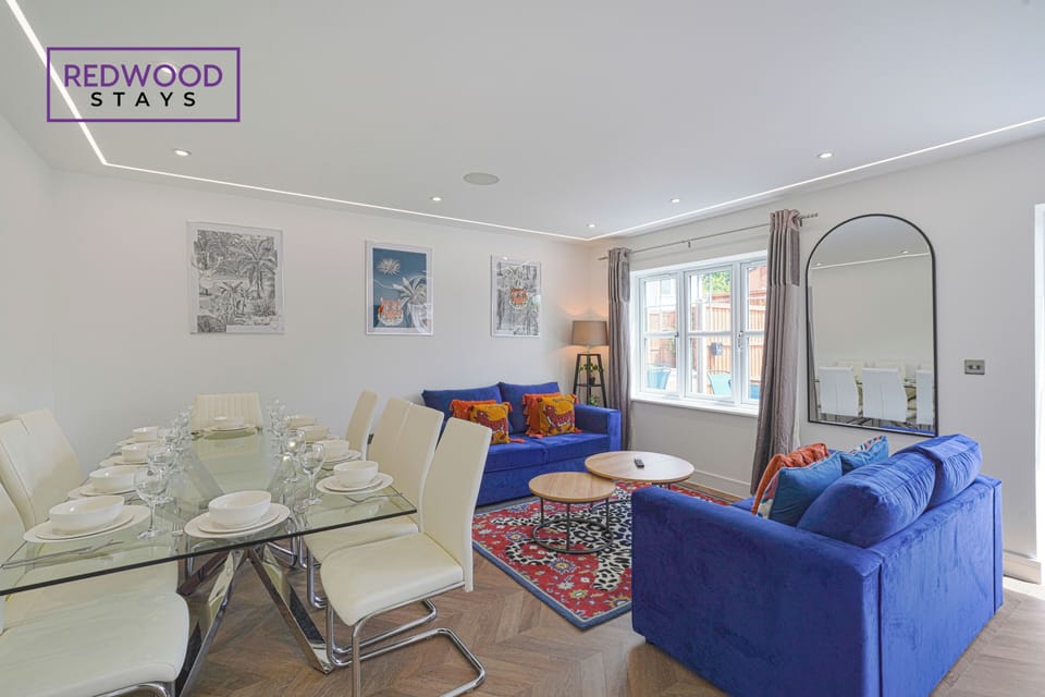 Superior House, 4 Bedrooms, Patio | In-room dining