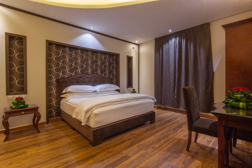 Deluxe Suite | Minibar, in-room safe, desk, soundproofing