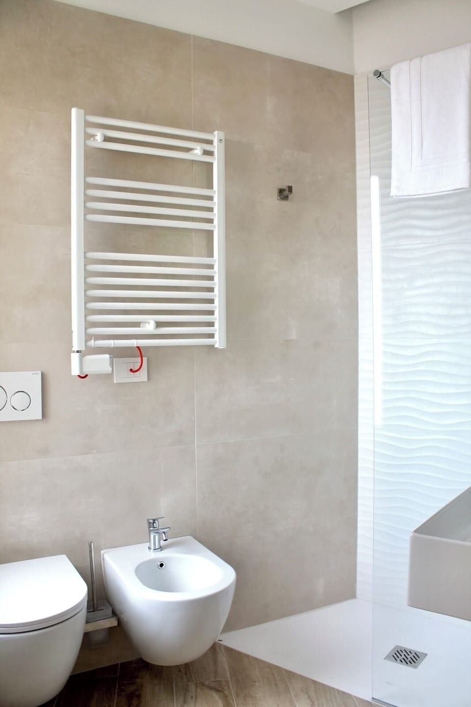 Shower, rainfall showerhead, free toiletries, hair dryer