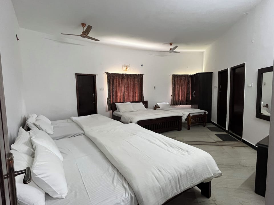Classic Room | Desk, WiFi (free), bed sheets