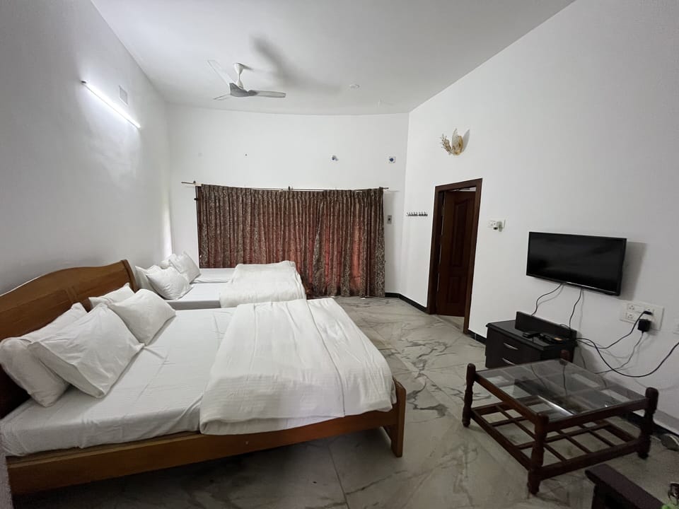 Family Room | Desk, WiFi (free), bed sheets