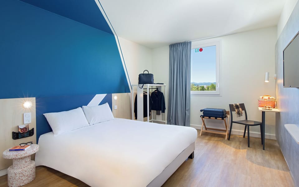 Premium bedding, desk, soundproofing, free cribs/infant beds