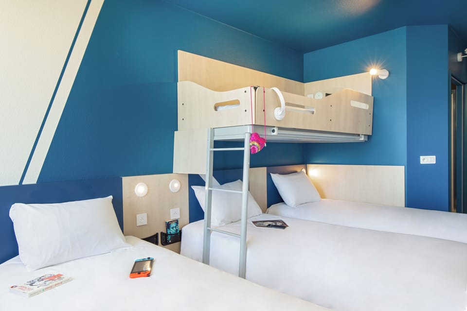 Premium bedding, desk, soundproofing, free cribs/infant beds