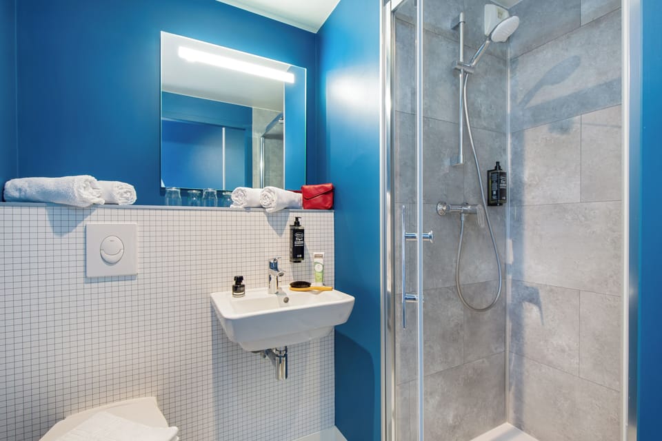 Shower, eco-friendly toiletries, towels