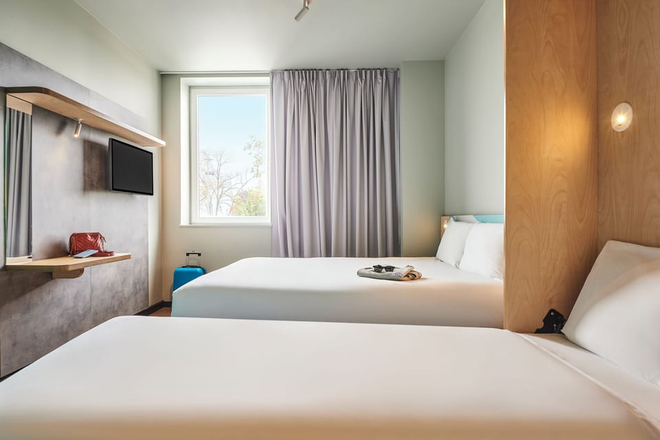 Premium bedding, desk, soundproofing, free cribs/infant beds