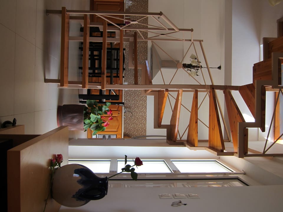 House, 3 Bedrooms | Staircase