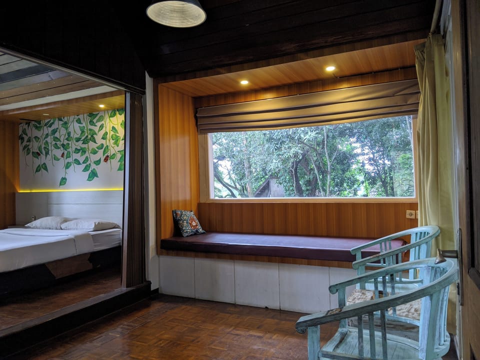 Studio Suite, Garden View | Living area