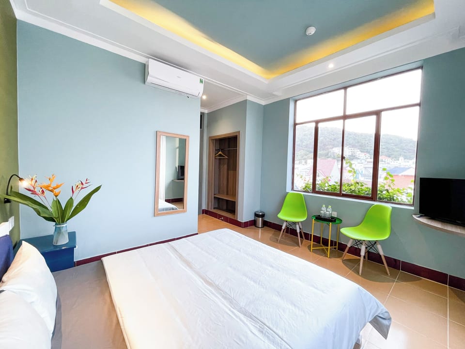 Deluxe Double Room | In-room safe, individually decorated, desk, laptop workspace