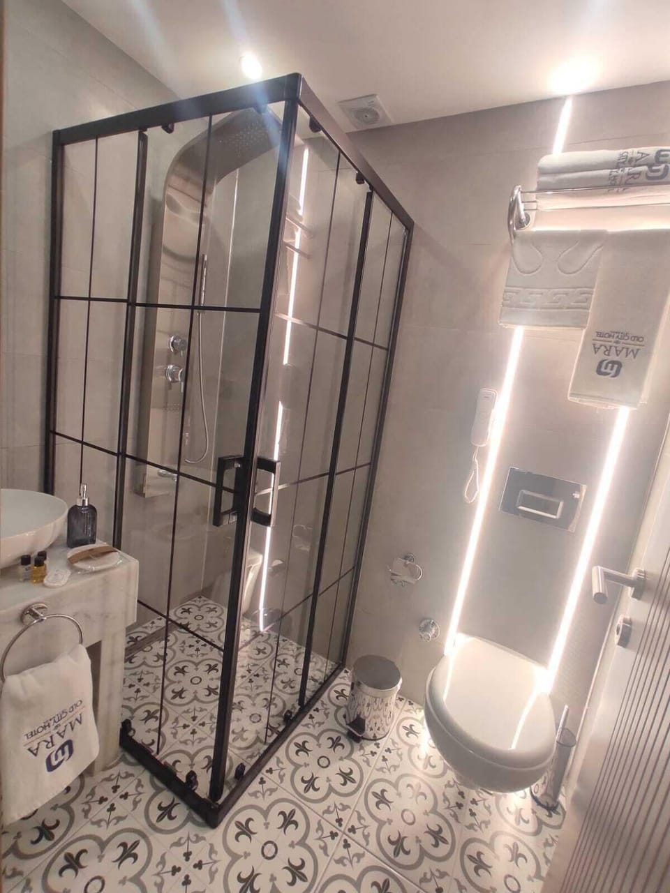 Standard Double or Twin Room | Bathroom | Slippers