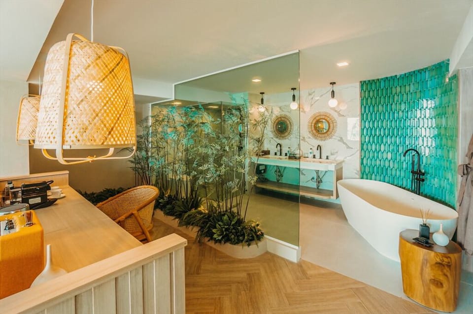 Beachfront Paradise Suite | Bathroom | Free toiletries, hair dryer (on request), towels