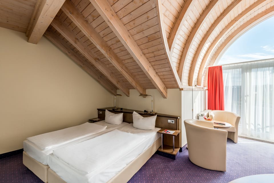 Comfort Double Room, Balcony | Minibar, in-room safe, individually furnished, desk
