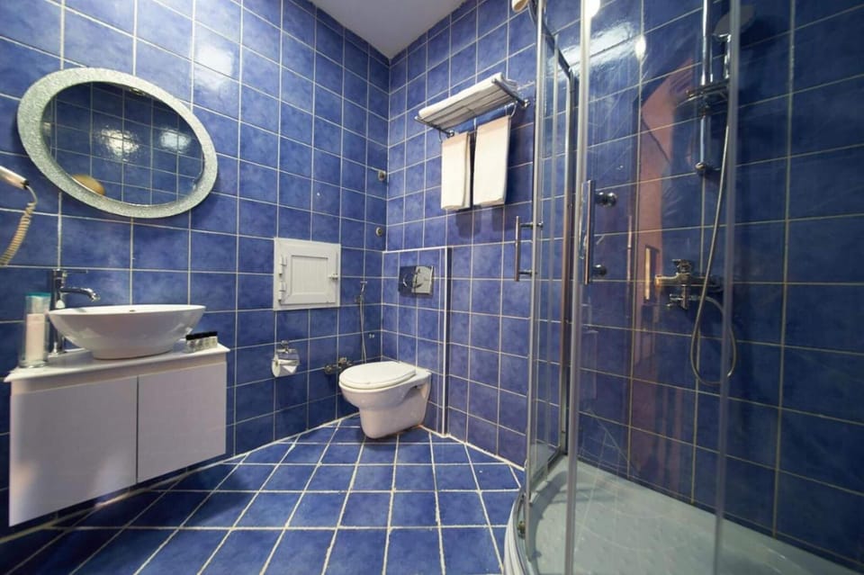 Shower, rainfall showerhead, free toiletries, hair dryer