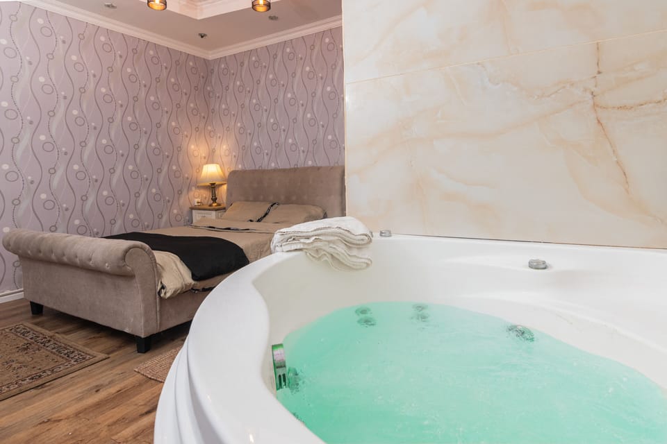 Luxury Suite, City View | Bathroom | Free toiletries, hair dryer