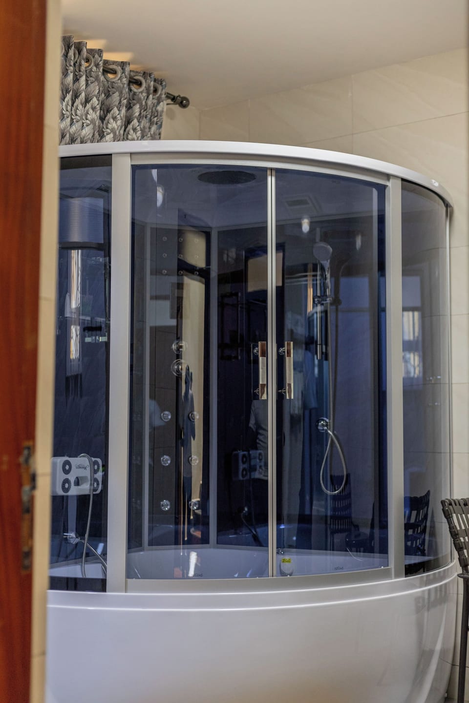 Superior Suite | Bathroom | Hydromassage showerhead, designer toiletries, hair dryer, bathrobes